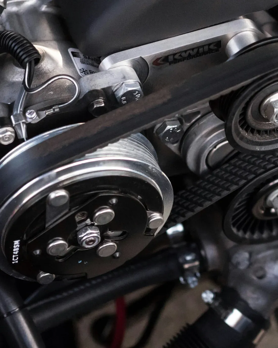 Detalle del circuito de correa y poleas de un motor durante una intervención
